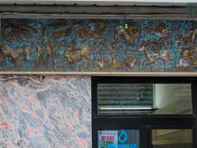 Nel rione Madonnella invece, in corso Sonnino 158, un portone � sovrastato da un singolare fregio maiolicato di cui per� non si conosce l�autore. Su uno sfondo azzurro le forme geometriche raffigurano i dodici segni dello zodiaco